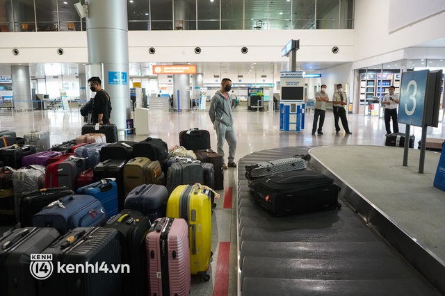Hình ảnh bất ngờ tại sân bay Tân Sơn Nhất ngày đầu mở cửa đón khách du lịch quốc tế - Ảnh 2.