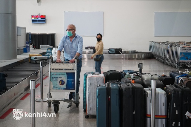Hình ảnh bất ngờ tại sân bay Tân Sơn Nhất ngày đầu mở cửa đón khách du lịch quốc tế - Ảnh 3.