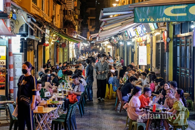 Đêm đầu tiên hàng quán ăn uống được hoạt động sau 21h, phố không ngủ của Hà Nội trở về đúng như tên gọi - Ảnh 1.