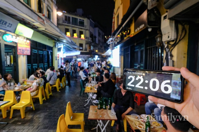 Đêm đầu tiên hàng quán ăn uống được hoạt động sau 21h, phố không ngủ của Hà Nội trở về đúng như tên gọi - Ảnh 2.