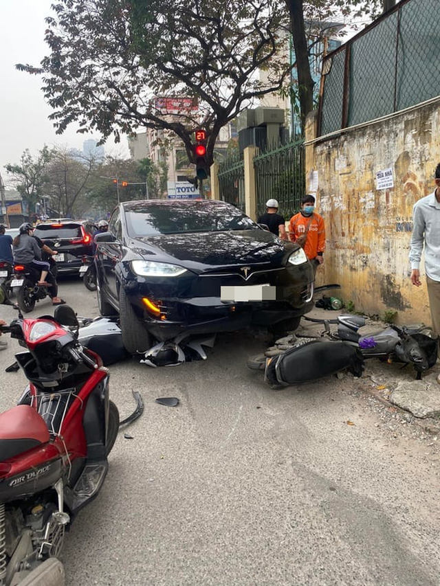 Mẫu xe cao cấp nhất của Tesla gây tai nạn ở Hà Nội: Trí tuệ nhân tạo đã ngủ quên? - Ảnh 1.