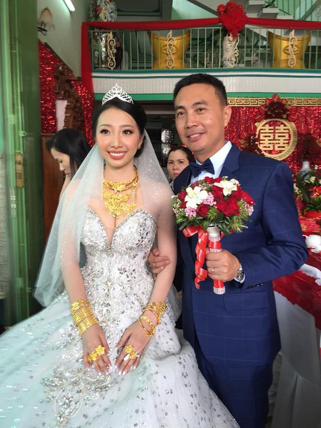 Cô dâu đeo hơn 30 cây vàng trong đám cưới: Cuộc sống viên mãn cùng chồng ở Singapore - Ảnh 1.