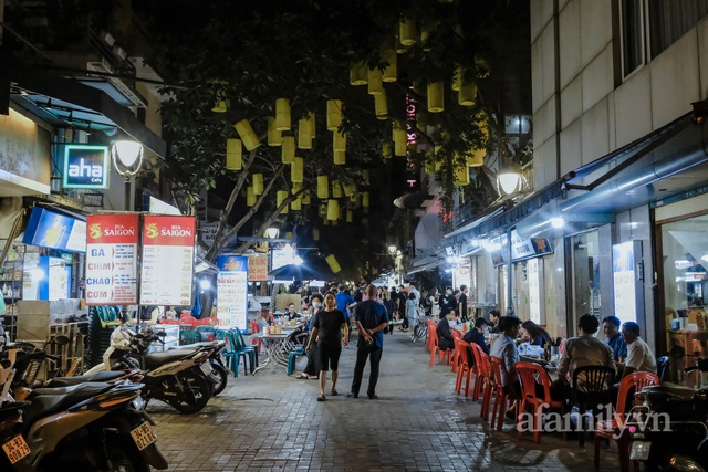 Đêm đầu tiên hàng quán ăn uống được hoạt động sau 21h, phố không ngủ của Hà Nội trở về đúng như tên gọi - Ảnh 11.