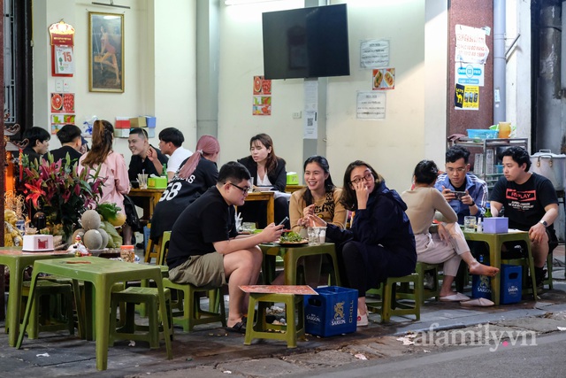 Đêm đầu tiên hàng quán ăn uống được hoạt động sau 21h, phố không ngủ của Hà Nội trở về đúng như tên gọi - Ảnh 12.