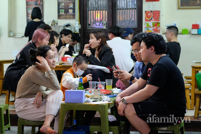 Đêm đầu tiên hàng quán ăn uống được hoạt động sau 21h, phố không ngủ của Hà Nội trở về đúng như tên gọi - Ảnh 13.