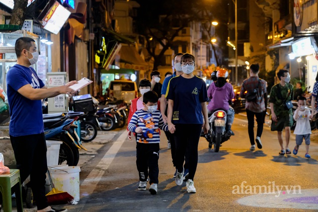 Đêm đầu tiên hàng quán ăn uống được hoạt động sau 21h, phố không ngủ của Hà Nội trở về đúng như tên gọi - Ảnh 14.
