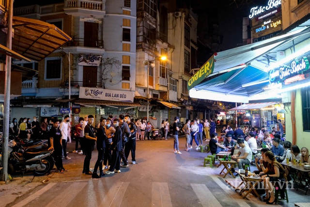 Đêm đầu tiên hàng quán ăn uống được hoạt động sau 21h, phố không ngủ của Hà Nội trở về đúng như tên gọi - Ảnh 3.
