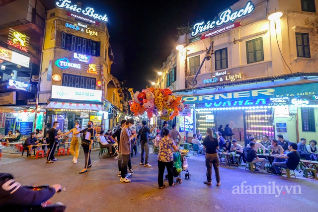 Đêm đầu tiên hàng quán ăn uống được hoạt động sau 21h, phố không ngủ của Hà Nội trở về đúng như tên gọi - Ảnh 4.