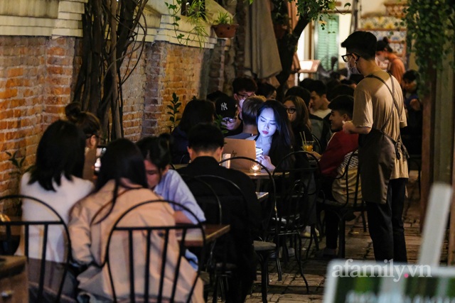 Đêm đầu tiên hàng quán ăn uống được hoạt động sau 21h, phố không ngủ của Hà Nội trở về đúng như tên gọi - Ảnh 9.