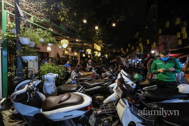 Đêm đầu tiên hàng quán ăn uống được hoạt động sau 21h, phố không ngủ của Hà Nội trở về đúng như tên gọi - Ảnh 10.