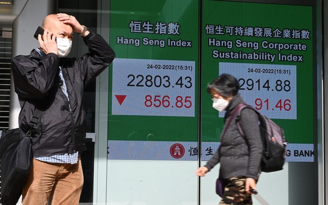 Bảng chỉ số chứng khoán tại Hong Kong, Trung Quốc, ngày 24/2/2022. Ảnh: AFP/TTXVN