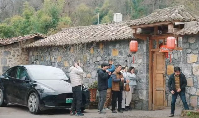 Ngôi làng miền núi hẻo lánh mua hơn 40 xe điện Tesla để đi bán hàng rong, được mệnh danh là Làng Tesla của Trung Quốc - Ảnh 2.