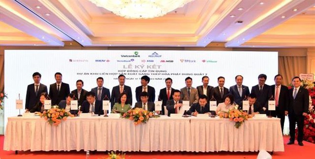 On the occasion of the signing ceremony of a credit granting contract of VND 35,000 billion from 8 banks for billionaire Tran Dinh Long's Hoa Phat Dung Quat 2 project, discussing credit syndication - Photo 1.