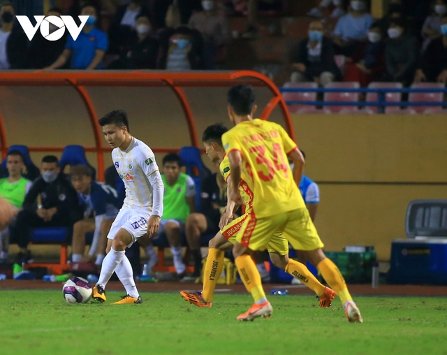 Quang Hải cúi đầu cảm ơn bầu Hiển sau trận đấu chói sáng cho Hà Nội FC - Ảnh 1.