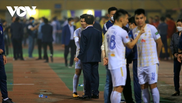 Quang Hải cúi đầu cảm ơn bầu Hiển sau trận đấu chói sáng cho Hà Nội FC - Ảnh 2.