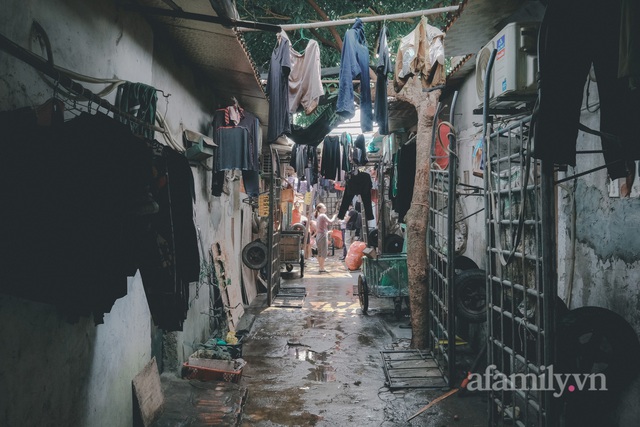Những phận đời lam lũ khu ổ chuột chợ Long Biên chạy ăn từng bữa trong bão giá, xăng tăng - đường về nhà thêm xa - Ảnh 1.