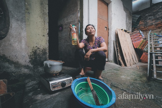 Những phận đời lam lũ khu ổ chuột chợ Long Biên chạy ăn từng bữa trong bão giá, xăng tăng - đường về nhà thêm xa - Ảnh 2.