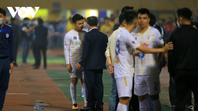 Quang Hải cúi đầu cảm ơn bầu Hiển sau trận đấu chói sáng cho Hà Nội FC - Ảnh 3.