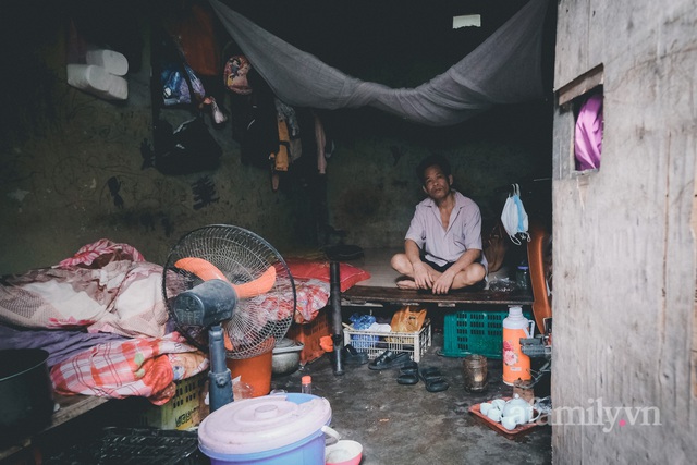 Những phận đời lam lũ khu ổ chuột chợ Long Biên chạy ăn từng bữa trong bão giá, xăng tăng - đường về nhà thêm xa - Ảnh 3.