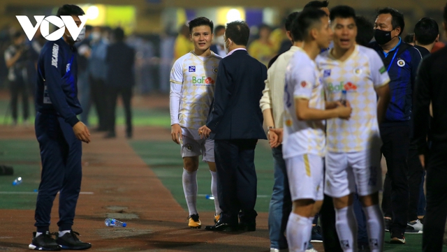 Quang Hải cúi đầu cảm ơn bầu Hiển sau trận đấu chói sáng cho Hà Nội FC - Ảnh 4.