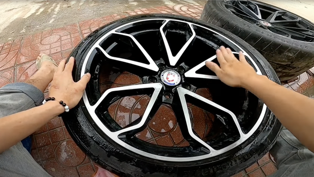 Self-made Bugatti Chiron worth billions of young people in Quang Ninh upgraded: New color, milling wheel, match with Kia Cerato to see the huge size - Photo 4. Self-made Bugatti Chiron worth billions of young people in Quang Ninh upgraded: New color, milling wheel, match with Kia Cerato to see the huge size - Photo 4.