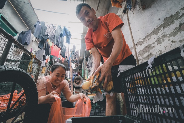 Những phận đời lam lũ khu ổ chuột chợ Long Biên chạy ăn từng bữa trong bão giá, xăng tăng - đường về nhà thêm xa - Ảnh 4.