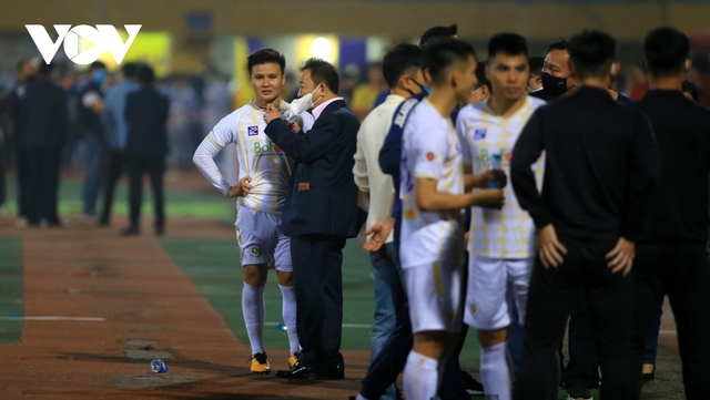 Quang Hải cúi đầu cảm ơn bầu Hiển sau trận đấu chói sáng cho Hà Nội FC - Ảnh 5.