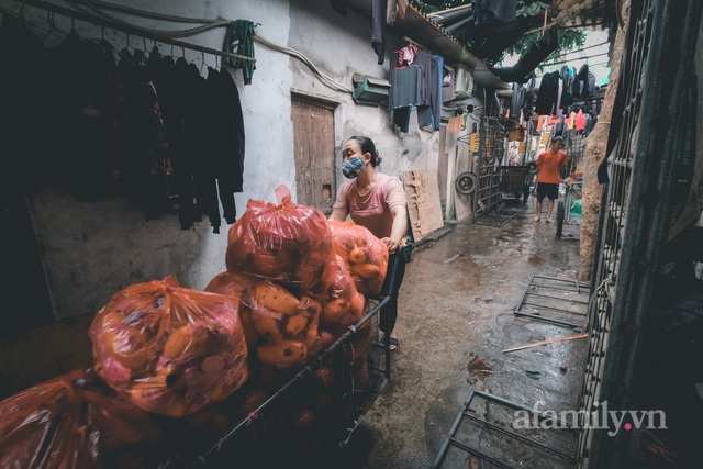Những phận đời lam lũ khu ổ chuột chợ Long Biên chạy ăn từng bữa trong bão giá, xăng tăng - đường về nhà thêm xa - Ảnh 5.