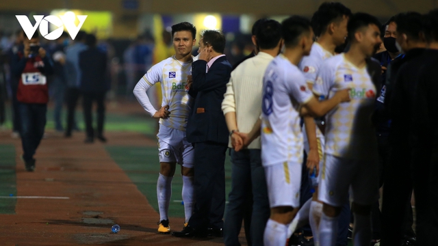 Quang Hải cúi đầu cảm ơn bầu Hiển sau trận đấu chói sáng cho Hà Nội FC - Ảnh 6.