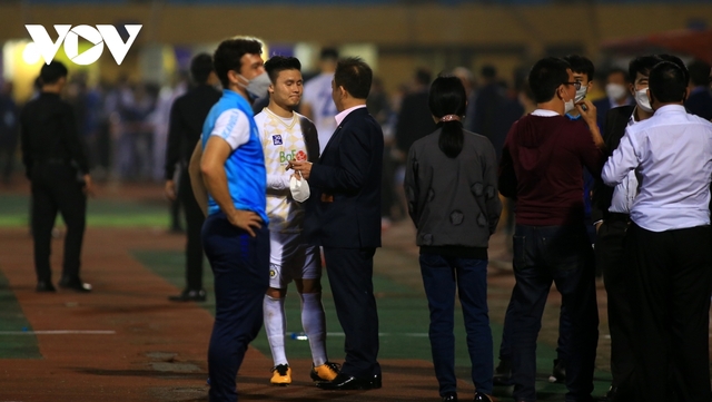 Quang Hải cúi đầu cảm ơn bầu Hiển sau trận đấu chói sáng cho Hà Nội FC - Ảnh 7.