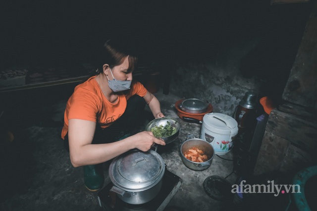 Những phận đời lam lũ khu ổ chuột chợ Long Biên chạy ăn từng bữa trong bão giá, xăng tăng - đường về nhà thêm xa - Ảnh 8.
