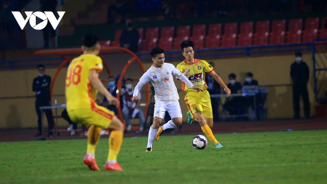 Quang Hải cúi đầu cảm ơn bầu Hiển sau trận đấu chói sáng cho Hà Nội FC - Ảnh 9.