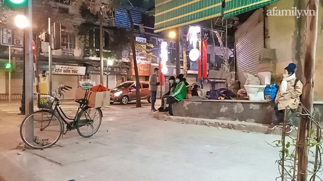 Ambiguous circumstances of life on the sidewalks of Hanoi and the path of charity gifts: Homeless or not, it is only until 2 am to know - Photo 2.