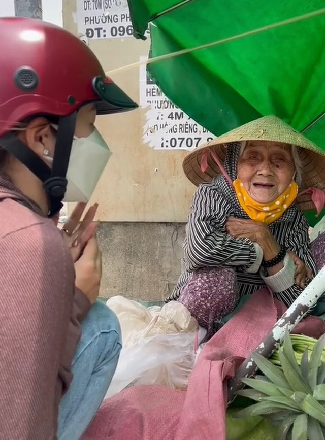  12 người con nhưng không ai bên cạnh, cụ bà 86 tuổi trải bạt bán rau kiếm sống qua ngày - Ảnh 2.