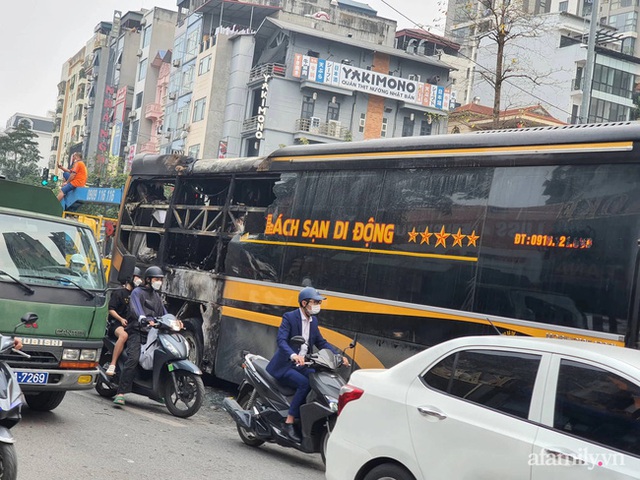 Hà Nội: Khách sạn di động cháy rụi đuôi gần bến xe Mỹ Đình - Ảnh 1.
