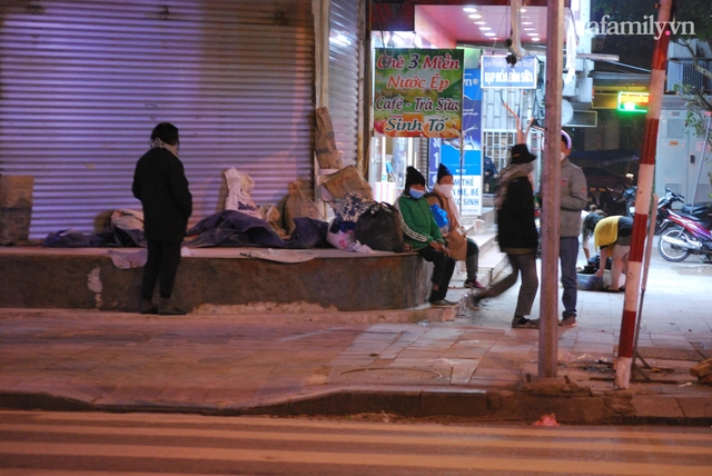 Ambiguous circumstances of life on the sidewalks of Hanoi and the path of charity gifts: Homeless or not, only after 2 am to know - Photo 4.