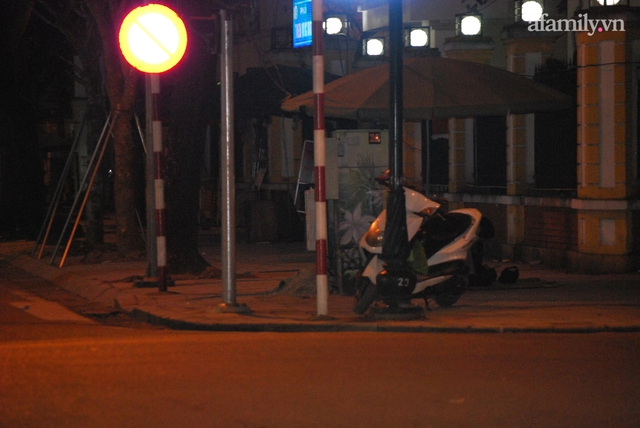 Ambiguous circumstances of life on the sidewalks of Hanoi and the path of charity gifts: Homeless or not, only after 2 am to know - Photo 5.