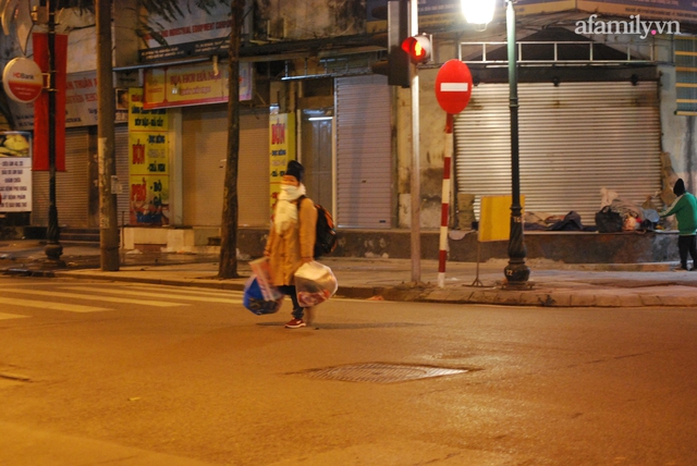 Ambiguous circumstances of life on the sidewalks of Hanoi and the path of charity gifts: Homeless or not, only after 2 am to know - Photo 7.