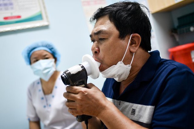 Bach Mai Hospital doctor answers questions about 10 signs, 2 golden times for treatment and post-Covid-19 examination costs - Photo 1.