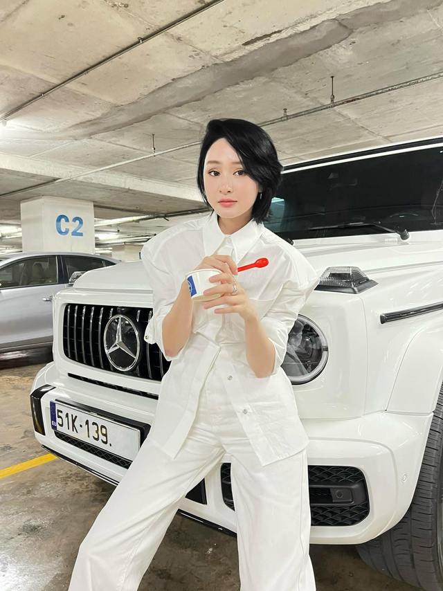 Hien Ho age 25: Regularly checking-in the golf course, buying a Mercedes car of 13 billion dong like Son Tung M-TP, shopping without stopping - Photo 3.