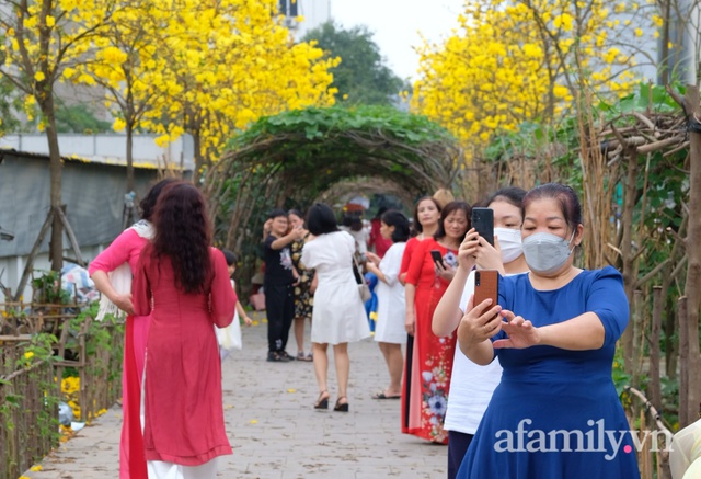 Đường hoa phong linh Park City vừa đóng cửa, người Hà Nội lại đổ xô tới chụp ảnh tại 1 địa điểm khác tạo nên khung cảnh đông đúc, hỗn loạn - Ảnh 4.