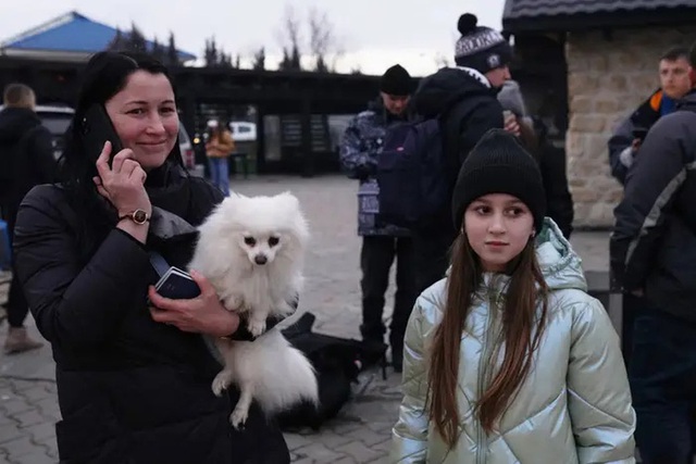  Hình ảnh thú cưng đáng yêu trên tay nhiều người dân sơ tán khỏi Ukraine - Ảnh 1.