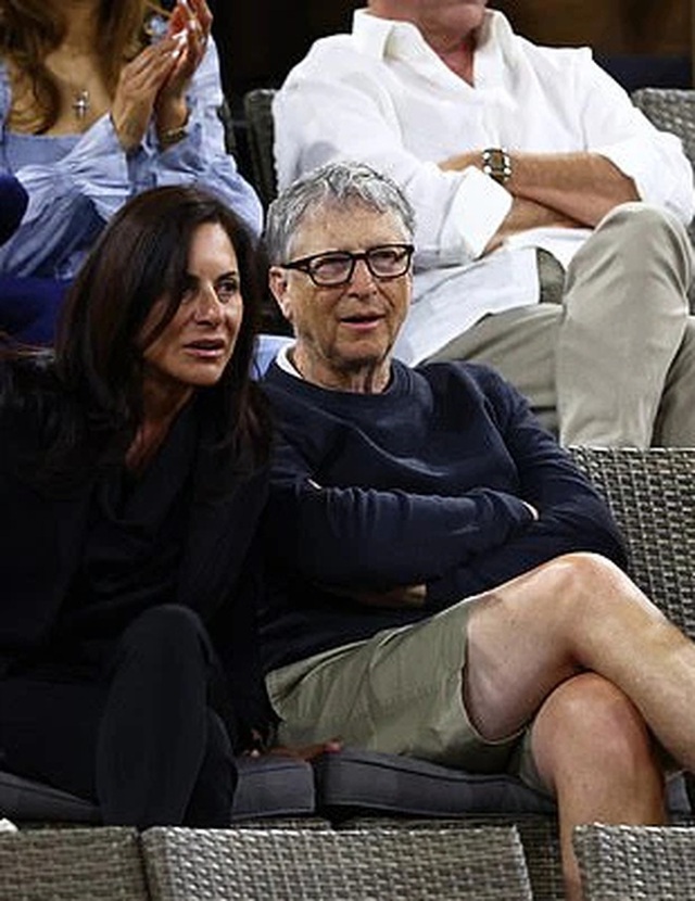  Vừa bị vợ cũ tố ngoại tình, tỷ phú Bill Gates đã liên tục công khai xuất hiện tình cảm với người phụ nữ mới bí ẩn khiến dư luận xôn xao  - Ảnh 3.