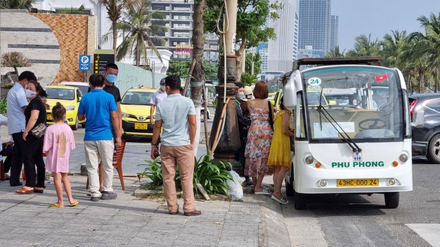  Khách sạn ven biển Đà Nẵng bắt đầu nhộn nhịp du khách  - Ảnh 4.