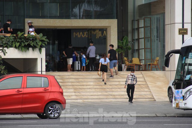   Da Nang coastal hotel begins to be bustling with tourists - Photo 5.