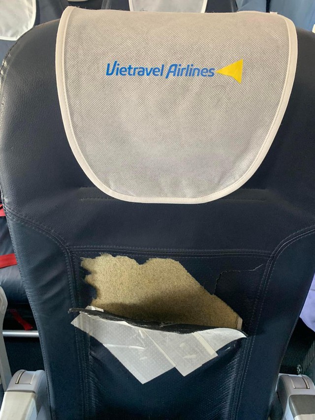 The seat of one of Vietravel Airlines' three aircraft with an average age of less than 6 years is tattered - Photo 2.