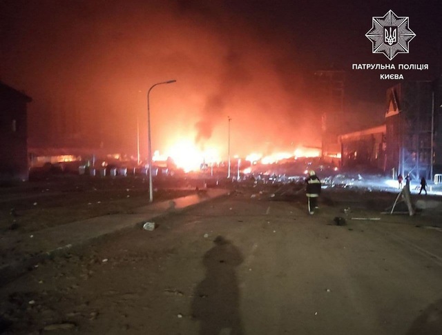 NÓNG: Liên tiếp nổ lớn ở Kiev, thủ đô Ukraine rực lửa - Hình ảnh mới nhất từ hiện trường - Ảnh 1.