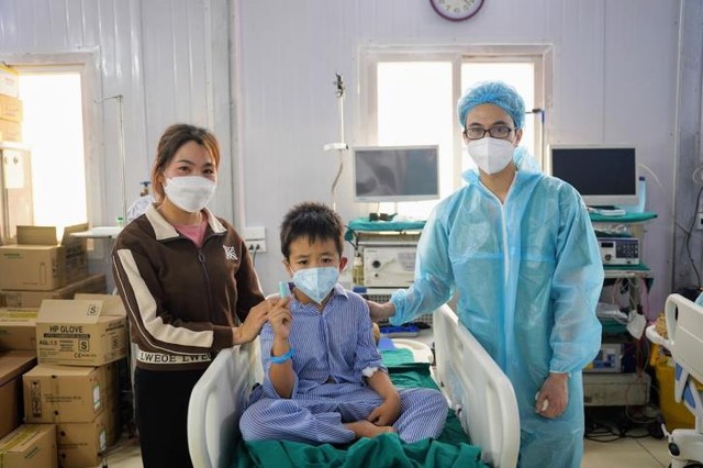 Studying online during the COVID-19 pandemic, 7-year-old boy swallows pen cap more than 5cm long - Photo 2.