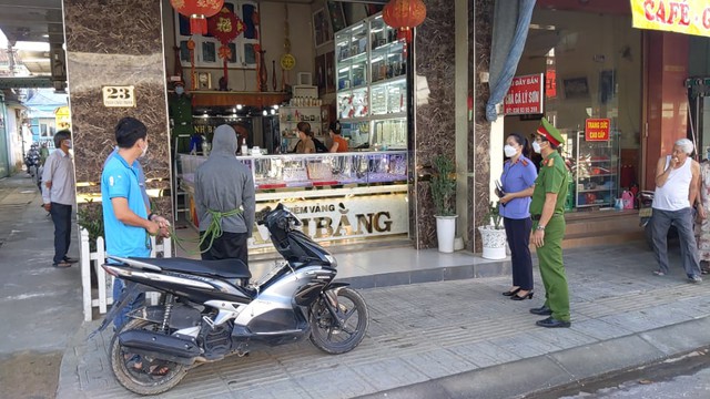 The young man robbed a gold shop, returned to his mother 500,000 VND and then gave his lover 2 million - Photo 1.