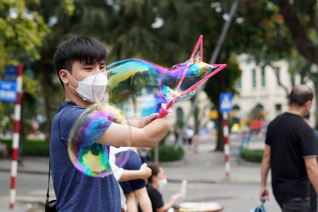 Nam sinh 9x mất đôi tay, ngày làm thiết kế cuối tuần bán hàng rong nuôi mẹ mắc 8 căn bệnh - Ảnh 6.